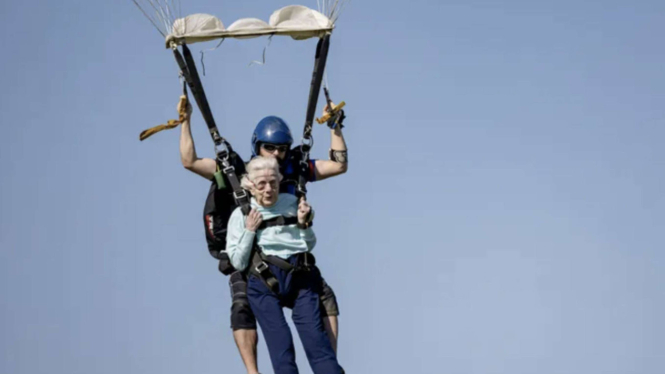 Dorothy Hoffner, skydiver tertua dengan usia 104 tahun meninggal dunia