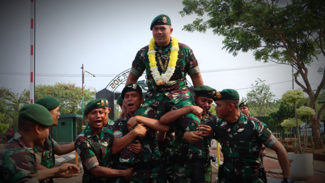 VIVA Militer: Sertu Made Agung diarak Pasukan Yonif PR 305 Tengkorak.