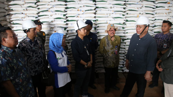 Pj Gubernur Kalbar dr. Harisson saat meninjau gudang beras Perum Bulog di Kabupaten Sintang, Kalbar