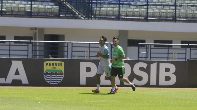 Pelatih fisik Persib Bandung, Miro Petric mendampingi Beckham Putra Nugraha