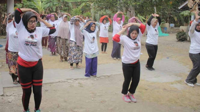 Relawan Mas Bowo Senam Sehat di Pangandaran