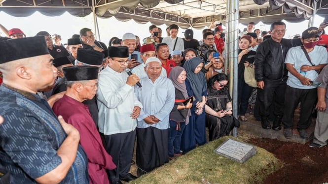 Anies Baswedan berdoa di pemakaman Ketua Fraksi PDIP Jakarta Gembong Warsono