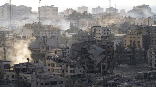Serangan udara milter Israel menghancurkan bangunan di Gaza, Palestina