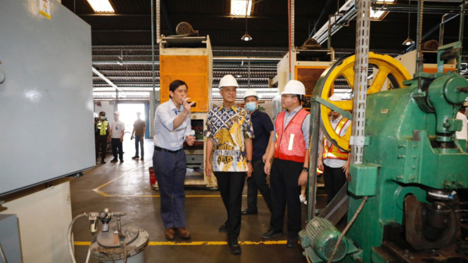 Ganjar Pranowo mengunjungi PT Kedawung Setia Industrial di Surabaya