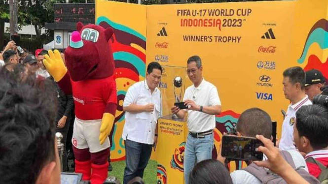 Trofi Piala Dunia U-17 dipamerkan di Bundaran HI Jakarta