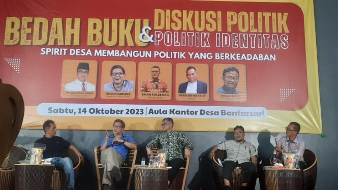 Rocky Gerung hadiri Diskusi Politik di Aula Kantor Desa Bantarsari, Bogor