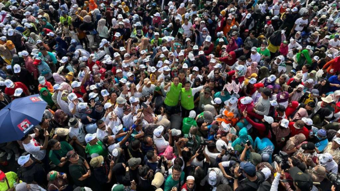 Anies dan Cak Imin di tengah lautan manusia di Sidoarjo, Jawa Timur