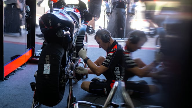 Viva Automotive: Aprilia Racing Team Crew con motocicletas en MotoGP Mandalika