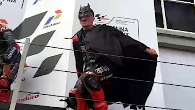 VIVA Otomotif: Pembalap Aprilia Racing, Maverick Vinales pakai kostum Batman