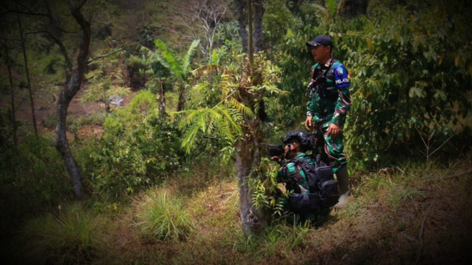 VIVA Militer: Pasukan Yonif Raider 323 Buaya Putih di Hutan Kamojang.