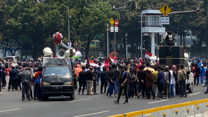 Massa aksi di sekitar MK yang sedang sidang batas usia capres cawapres