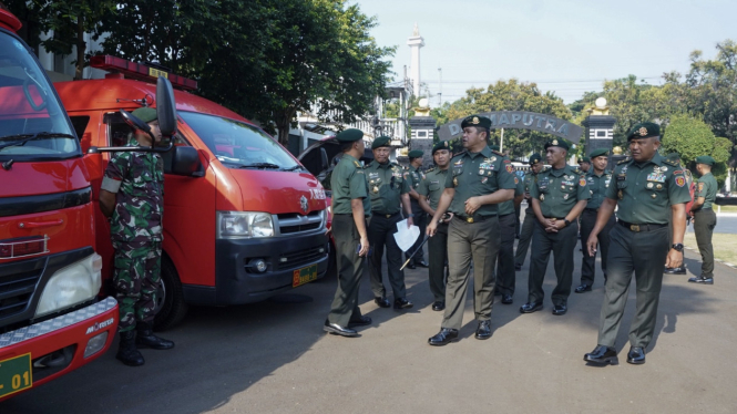 VIVA Militer: Pangkostrad Letjen TNI Maruli periksa mobil Ambulance dan Damkar