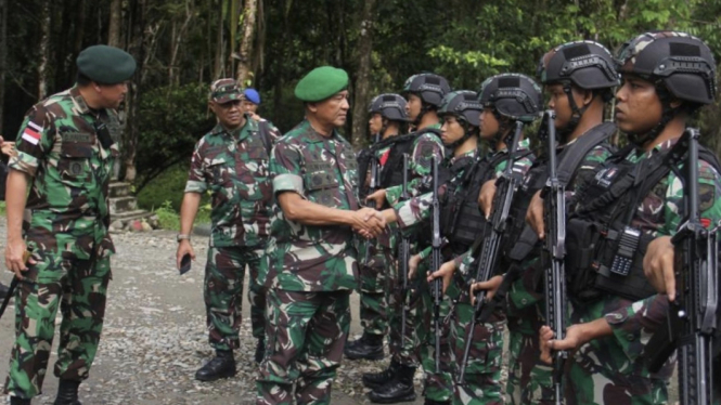 VIVA Militer: Danpussenif Letjen TNI Anton turun gunung ke Papua temui anak buah