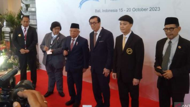 Wakil Presiden RI Maruf Amin (ketiga kiri) memberikan keterangan pers setelah memberikan sambutan pada pembukaan pertemuan Organisasi Konsultasi Hukum Asia Afrika (AALCO) di Nusa Dua, Kabupaten Badung, Bali, Senin, 16 Oktober 2023.