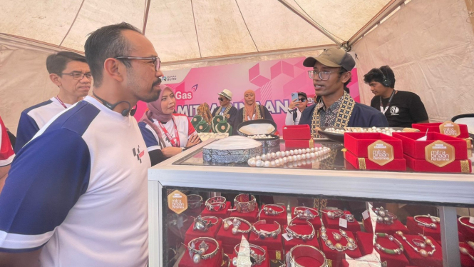 Direktur Utama Pertamina Patra Niaga Riva Siahaan berkunjung ke booth UMKM