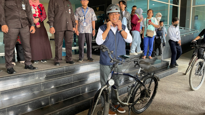 Anies Baswedan gunakan sepeda untuk melakukan medical Check Up di RS Fatmawati