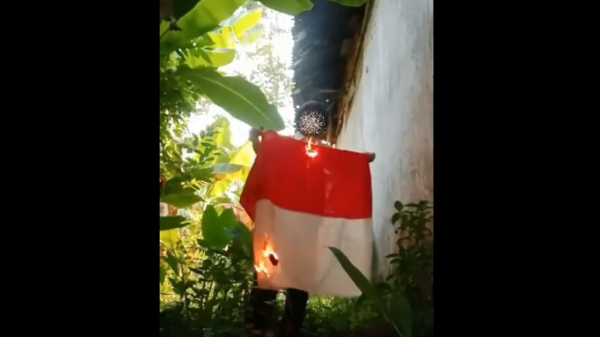Tangkapan layar video viral pembakaran bendera oleh seorang remaja di Pontianak