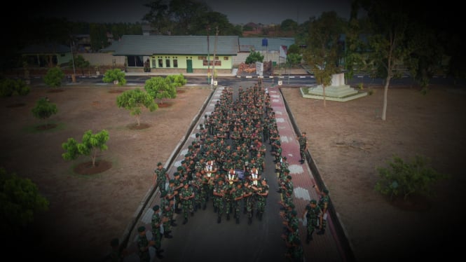 VIVA Militer: Tiga prajurit peraih emas diarak Pasukan Tengkorak Kostrad TNI.