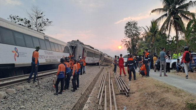 Kecelakaan kereta api KA Argo Semeru dan KA Argo Wilis di Kulon Progo DIY