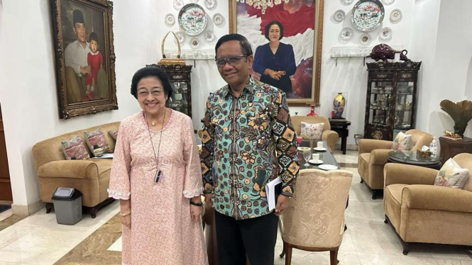 Ketua Umum PDIP Megawati Soekarnoputri bersama Menteri Koordinator Bidang Politik, Hukum, dan Keamanan Mahfud MD.