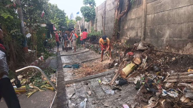 Roboh tembok pembatas antara RS Primaya dengan rumah warga, Sukmajaya, Depok