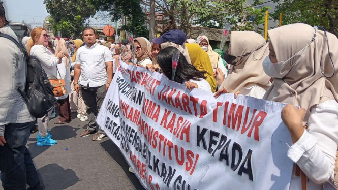 Aksi bagi-bagi bunga mawar sebagai rasa syukur atas putusan MK