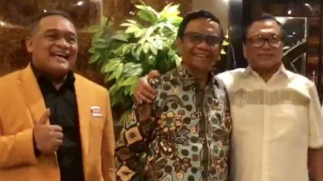 Tangkapan layar Menko Polhukam Mahfud MD (tengah), Ketua Umum Hanura Oesman Sapta Odang (OSO) dan Wakil Ketum Hanura Benny Rhamdani (kiri) berfoto di sela pertemuan di kediaman OSO, Jakarta, Selasa malam, 17 Oktober 2023.