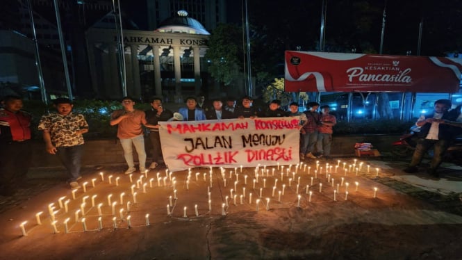 Aksi simbolik pemasangan seribu lilin di depan Gedung Mahkamah Konstitusi (MK)