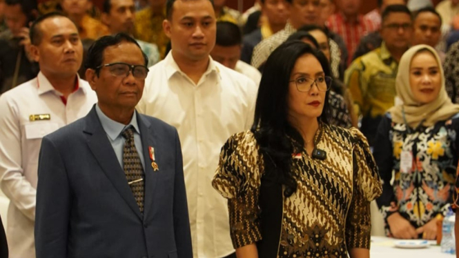 Menko Polhukam Mahfud MD dengan Politisi PDI Perjuangan Rieke Diah Pitaloka