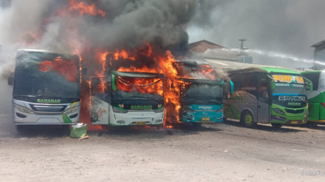 Lima Bus Sahabat ludes terbakar di garasi perusahan bus, Pantura Plered, Cirebon