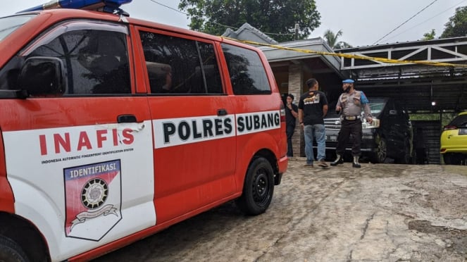 Polisi olah TKP pembunuhan ibu dan anak di Subang