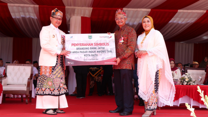 Bank Jatim serahkan Branding Pasar Induk Among Tani