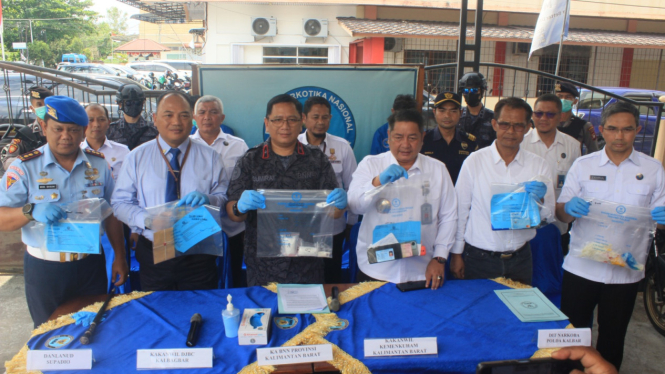 BNNP Kalbar menunjukkan barang bukti dan tersangka penyelundupan sabu