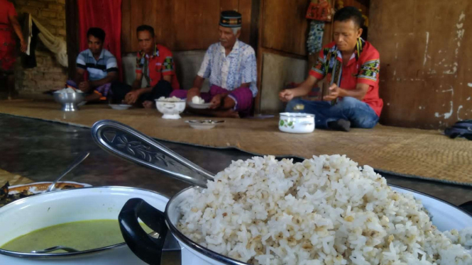 Warga makan bersama mengonsumsi sorgum di Manggarai