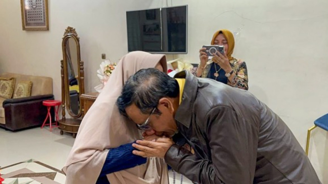 Menkopolhukam Mahfud MD mengunggah video detik-detik dia minta restu dan doa ke ibunya sebelum akhirnya dipilih jadi bakal calon wakil presiden dari Ganjar Pranowo.