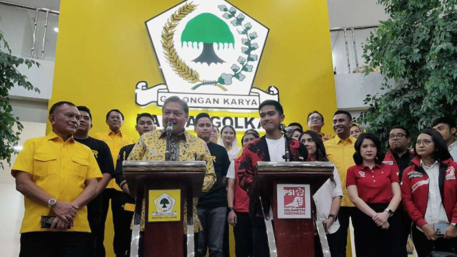 Ketua Umum Partai Golkar Airlangga Hartarto dan Ketua Umum PSI Kaesang Pangarep saat konferensi pers di kantor pusat DPP Partai Golkar, Jakarta, Rabu, 18 Oktober 2023.