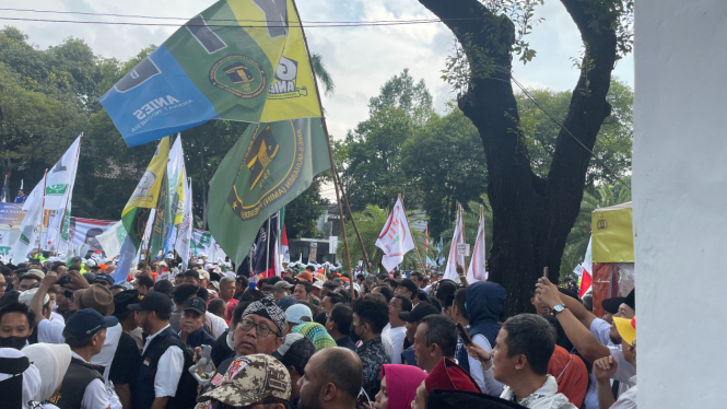 Bendera lambang Ka'bah Front Pembangunan Perubahan sambut Anies-Imin di KPU