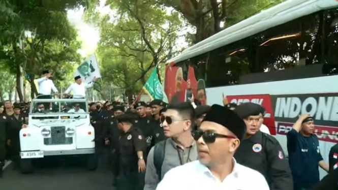 Iring-iringan Anies-Muhaimin melewati kediaman Megawati Soekarnoputri di Menteng