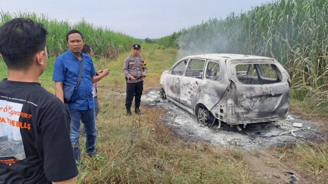 Mobil hangus terbakar di Perkebunan Tebu, di Langkat