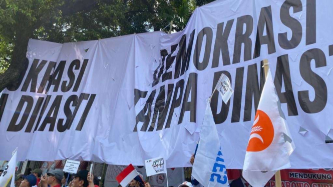  Spanduk 'Demokrasi Tanpa Dinasti' di Depan Rumah Relawan Prabowo