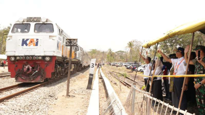 Jalur kereta Santolo-Wates.