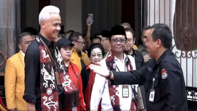 Ganjar Pranowo-Mahfud MD tiba di kantor KPU untuk mendaftar capres cawapres 2024