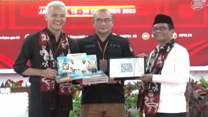 Ganjar Pranowo-Mahfud MD menyerahkan scrapbook berisi visi misi ke KPU