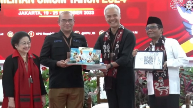 Ganjar Pranowo-Mahfud MD menyerahkan scrapbook berisi visi misi ke KPU