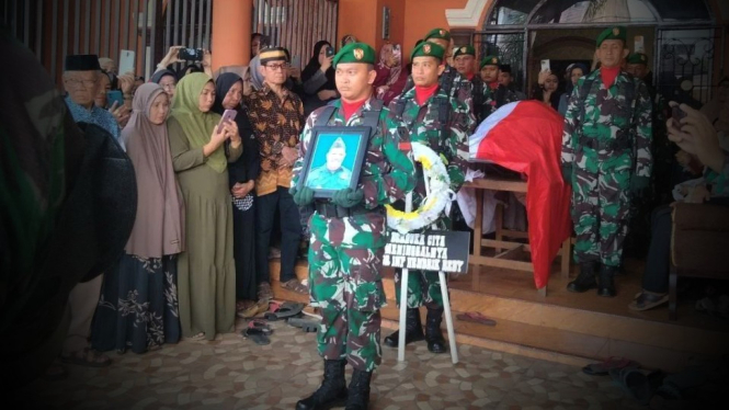 VIVA Militer: Pemakaman almarhum Mayor Inf Hendrik