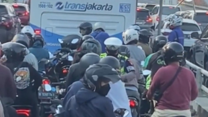 Viral Polisi 'Mukbang' Tilang Puluhan Pemotor di Jalur TransJakarta