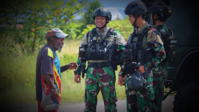 VIVA Militer: Pasukan Pandawa Kostrad TNI dan warga Kenyam, Papua.