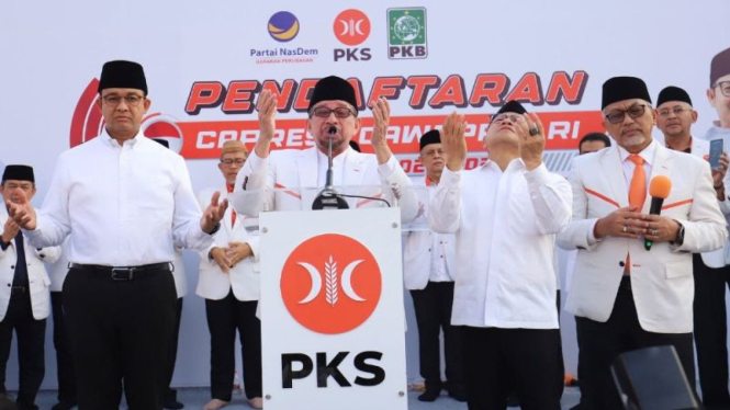 Ketua Majelis Syuro PKS Salim Segaf Aljufri (tengah) bersama Anies-Cak Imin.