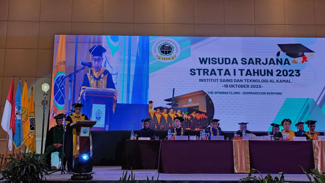 Institut Sains dan Teknologi Al-Kamal (ISTA) Jakarta menggelar wisuda