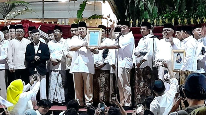 Bakal calon presiden Koalisi Indonesia Maju (KIM), Prabowo Subianto, menerima deklarasi dukungan relawan Jagat Prabowo di kediamannya, kawasan Kertanegara, Kebayoran Baru, Jakarta Selatan, Kamis, 19 Oktober 2023.